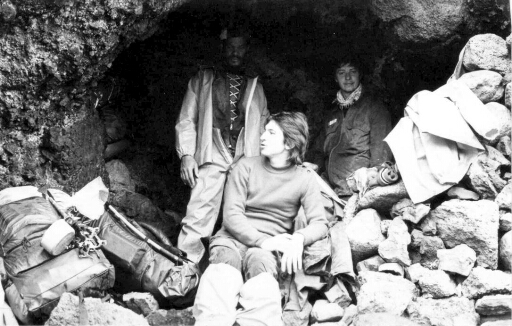 Ballade de 9 jours autour du Mont Ross - J1 - Devant la Caverne du Puy St Théodule.