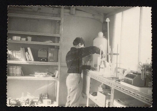 Roland Muxart dans son laboratoire - plan 3