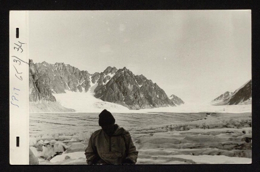Un homme devant un glacier - mission du CNRS 1965