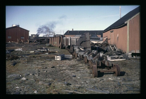 Ruines et déchets dans le village de Ny-Ålesund - mission CNRS 1963