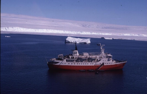Le "Lindblad Explorer" au mouillage à l'ouest de l'archipel. Débarquement des passagers sur des canots pneumatiques.