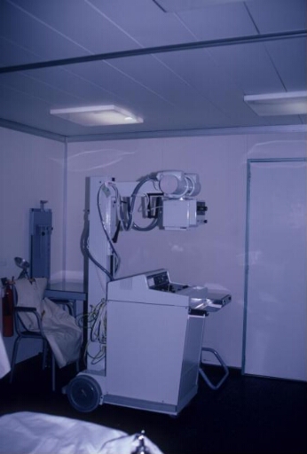 L'hôpital installé dans le bâtiment logement d'hivernage (Bt n°42) : l'appareil de radiologie.