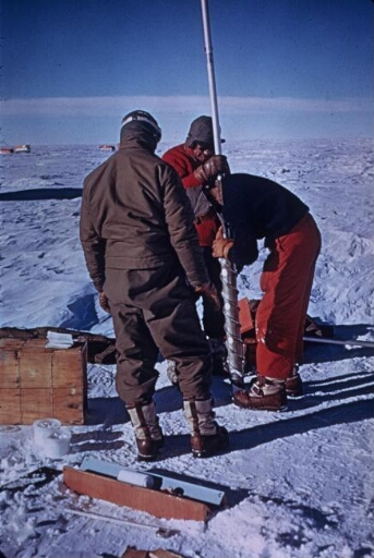 A Dôme C, forage glaciologique du raid IAGP 2 : préparation d'un carottage de surface effectué par les glaciologues Claude Boutron et Claude Girard et le mécanicien Marcel Renard.