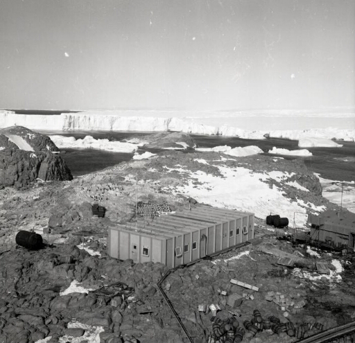 Vue aérienne sur la nouvelle centrale (à droite l'ancienne). A l'arrière-plan le glacier de l'Astrolabe.