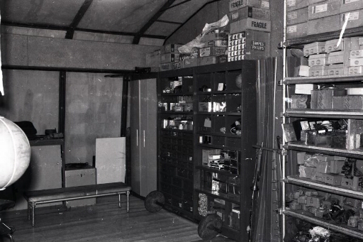 A l'intérieur du bâtiment garage (n°22), l'atelier d'électricité. Instruments de sport en salle.