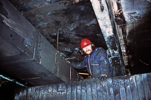 Le bâtiment séjour ravagé par un incendie le 23.07.1973. Remise en état par les hivernants : au-dessus du bar, le faux plafond a disparu. Bernard Ollivier.