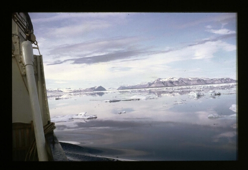 Vue de la mer depuis le navire Lyngen - mission CNRS 1965 - vue 2