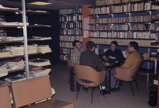 Dans le très confortable bâtiment séjour (Bt n°31), partie de cartes dans le coin salon-bibliothèque-discothèque.