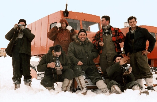 Les sept hivernants 1956 sont sur le départ pour aller installer à 320 km plus au sud, sur le continent, la station Charcot.