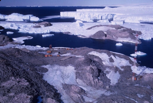 Le sud de l'île des Pétrels et les îles Lamarck et Jean Rostand. Mer libre, pack et icebergs.
