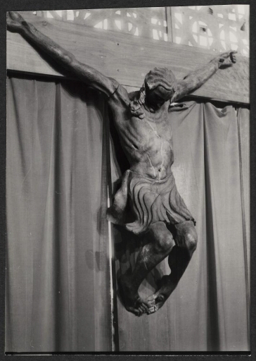 Gros plan sur le crucifix de l'autel (église Notre-dames-des-Vents)