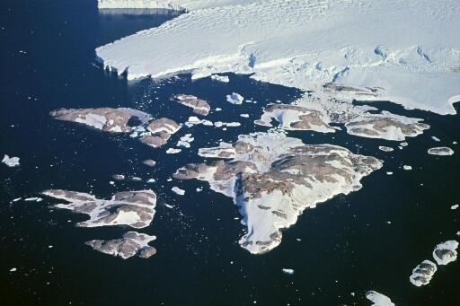 Survol, vers le sud-est, de l'archipel. Extrémité du glacier de l'Astrolabe.