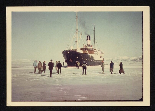 Un navire pris dans la glace  - mission du CNRS 1966 - vue 2