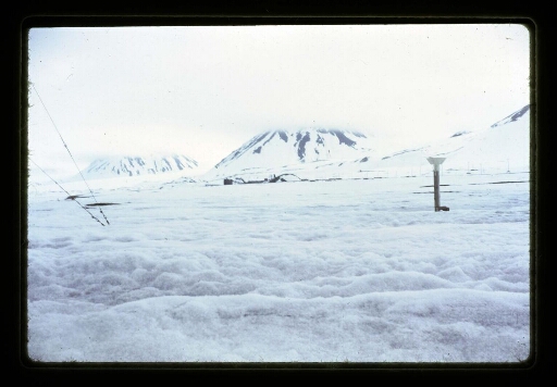 Vue sur paysage enneigé entourant le village de Ny-Ålesund - mission CNRS 1964 - vue 6