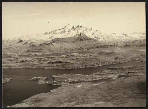 Vue aérienne ou en hauteur sur le Mont Ross et un cours d'eau