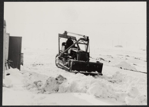 Dégagement d'une route enneigée avec un camion à neige