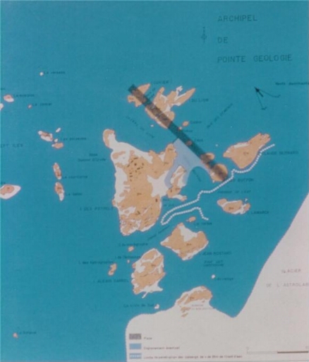 Carte en couleur de l'archipel sur laquelle figure l'emprise de la piste du Lion.