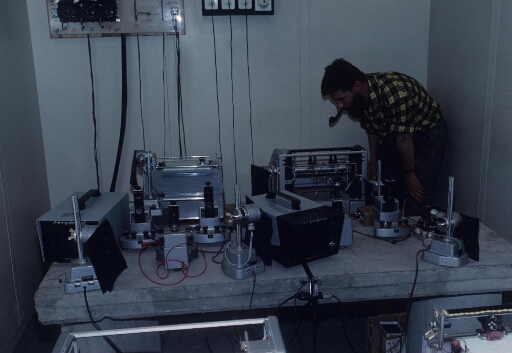 Le laboratoire de géomagnétisme installé dans le labo 1 (Bt. n°25). Les magnétomètres sont placés sur une table en béton solidaire du massif rocheux.