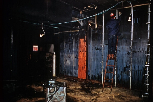 Le bâtiment séjour ravagé par un incendie le 23.07.1973. Remise en état par les hivernants : le salon-bibliothèque.