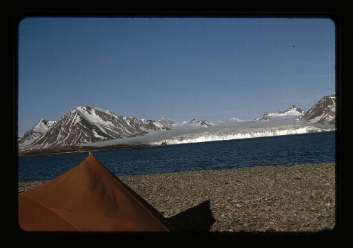 Tente devant un glacier au Spitzberg - mission CNRS 1966 - vue 2