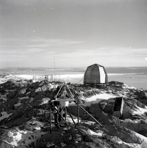 A l'ouest des Pétrels, une partie des installations météo : un solarimètre, l'abri du théodolite, l'antenne de réception.