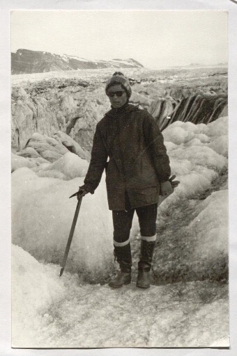 Annick Moign debout sur le glacier Kongsbre