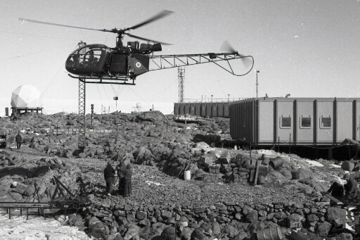 Enlèvement des fûts de déchets organiques par l'hélicoptère pour être jetés en mer… Pratique abandonnée.