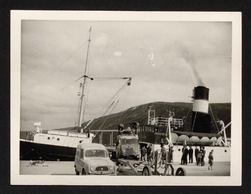 Embarquement du matériel à Tromsø,  le camion près du navire le Lyngen - mission CNRS 1963, vue 3
