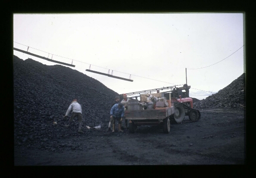 Ny-Ålesund, évacuation du charbon de la mine -  mission CNRS 1963