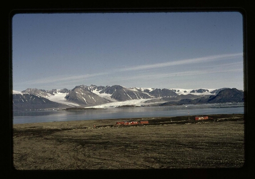 Baie du Roi, bâtiment rouge près d'un fjord et de montagnes enneigées - mission CNRS 1966