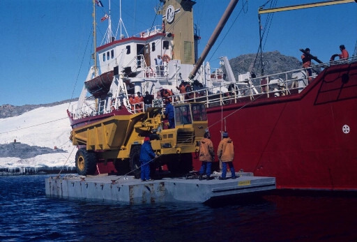 Déchargement d'un "dumper" du Polarbjorn sur un ponton à destination du chantier de la piste du Lion.