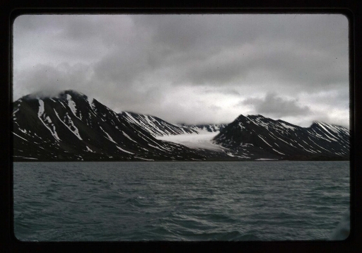 Glacier, fjord et plage - mission CNRS 1966 - vue 2