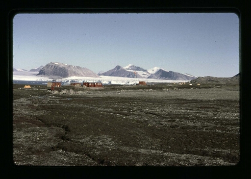 Vue sur la base Corbel près du glacier du Roi- mission CNRS 1965 - vue 2