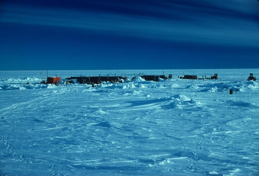 A Dôme C, le chantier de forage glaciologique profond : vue générale du camp.
