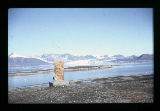 Ny-Ålesund, inauguration du monument aux morts norvégiens ( Amundsen)- mission CNRS 1963 - vue 1