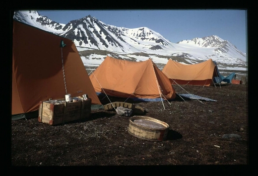 Un capement de tentes orange - mission CNRS 1966