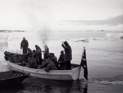 Une chaloupe du Norsel aborde l'île des Pétrels. A bord, un  marin et un officier et les quatorze membres mission 1956.