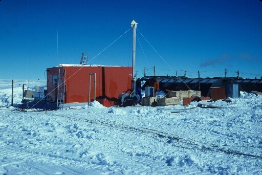 A Dôme C, le chantier de forage glaciologique profond : la tête de forage et le schelter technique et le camp américain.