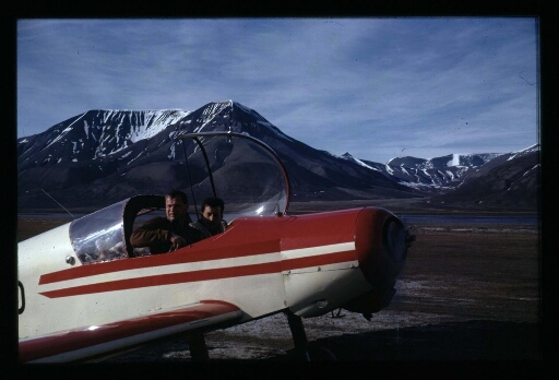 Deux hommes dans un avion à Longyearbyen - mission CNRS 1964 - vue 3