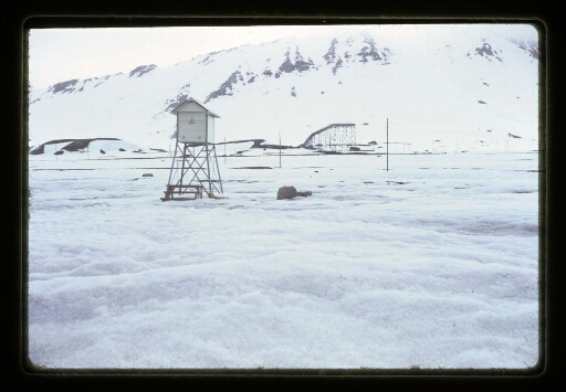 Vue sur paysage enneigé entourant le village de Ny-Ålesund - mission CNRS 1964 - vue 3