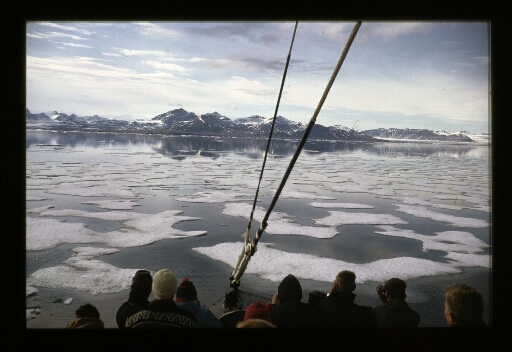 La proue du navire lygen ou des gens regardent la côte du Spitzberg - mission CNRS 1965 - vue 1