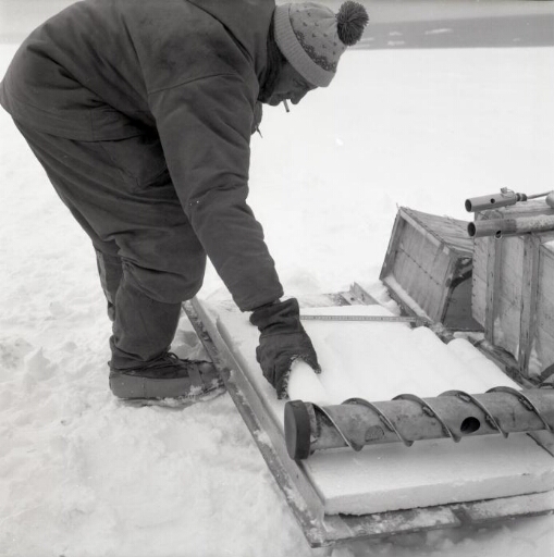Glaciologie pendant la campagne d'été 64 à D 10. Le glaciologue Claude Lorius entrepose les carottes de glace.