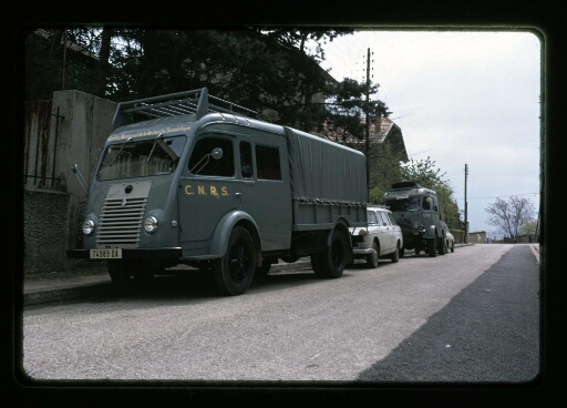 Camions et voitures garés allée Cl Dumond à Caluire- mission CNRS 1965 - vue 2