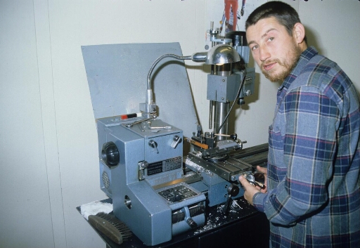 L'atelier de mécanique de précision installé dans le labo 2 (Bt 26). Le mécanicien Patrice Fauquemberg sur sa machine-outil.