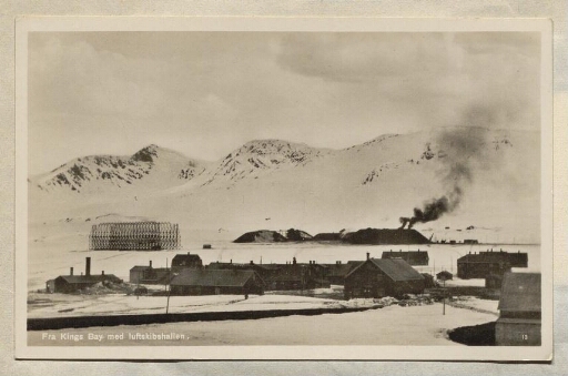 Carte postale d'une vue d'ensemble du village de Ny-Ålesund
