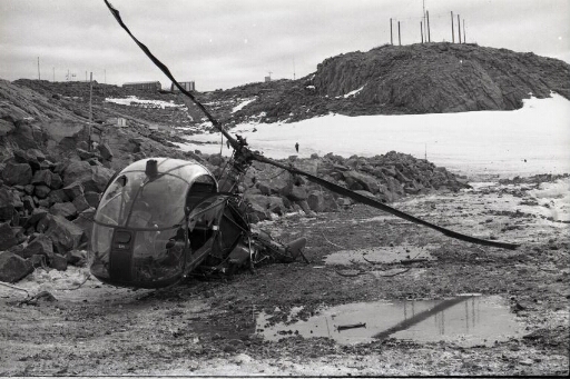 Dans la zone de débarquement, l'épave de l'Alouette 2 après que le rotor a accroché un câble du portique.