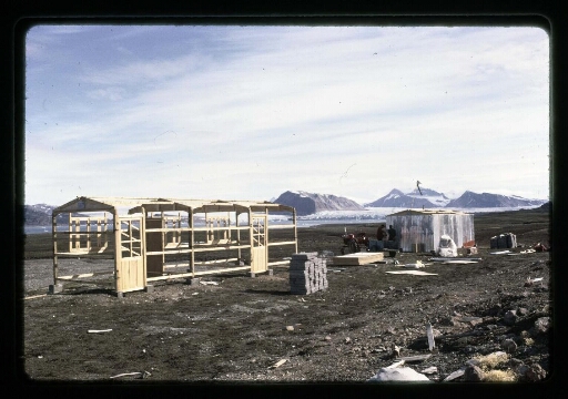 Construction de la base Corbel durant le mois d'août 1965 - mission CNRS 1965 - vue 3
