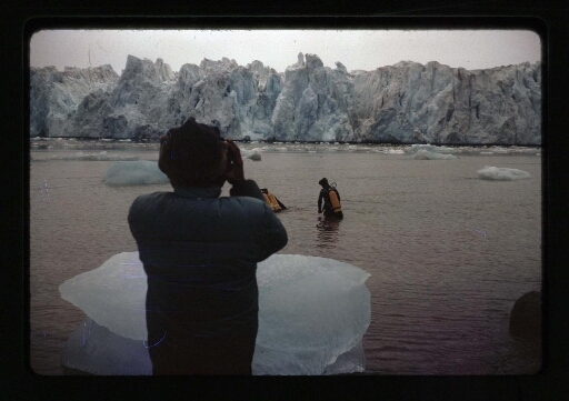 Une personne qui photogrpahie un plongeur devant le glacier de la Baie du Roi - mission CNRS 1964