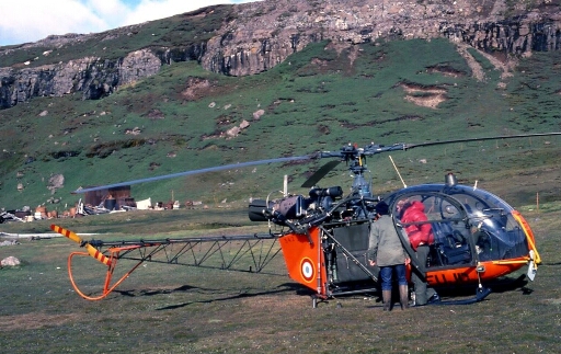 L'Alouette III de l'ALAT (Aviation Légère de l'Armée de Terre). Le pilote en blouson rouge et Didier Bazin (Inra).