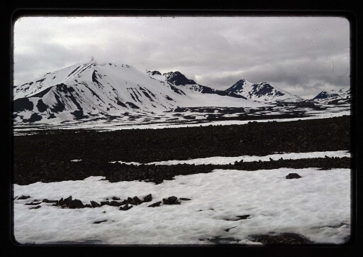 Vue sur une plaine rocailleuse et une montagne enneigée - mission CNRS 1966 - vue 1